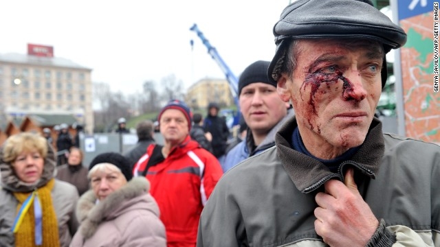 Ucraina. MIgliaia in piazza a Kiev per i funerali del manifestante ucciso