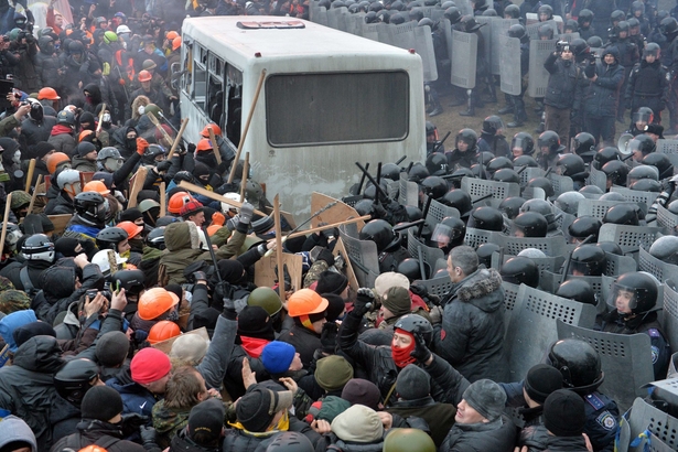 L’Ucraina non si arrende a Yanukovich: 150 mila in piazza, scontri e feriti