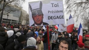Francia, cori razzisti durante la manifestazione anti Hollande. Arresti e feriti