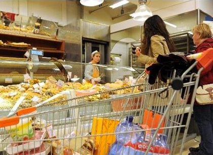 Allarme Coldiretti: la crisi porta gli italiani a mangiare cibi scaduti