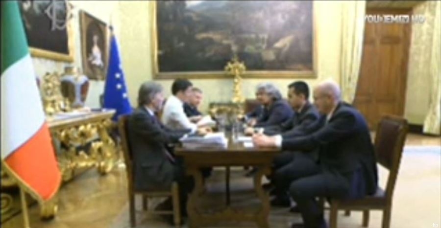 Grillo Renzi. Duello in streaming durante le consultazioni. IL VIDEO