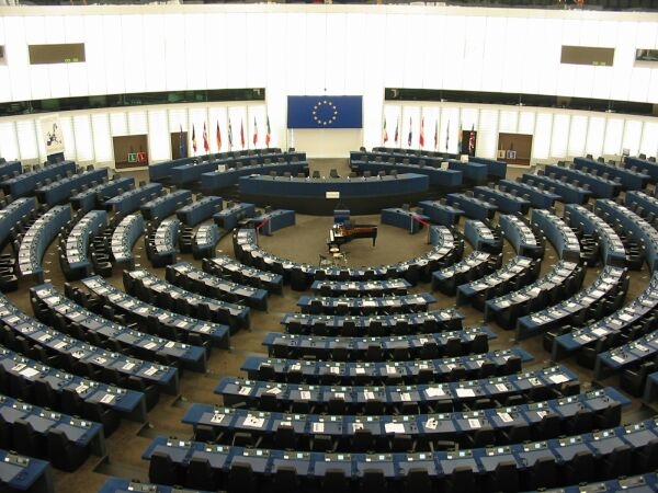 Il Parlamento Ue Boccia il rigore e la “troika”lo invoca. Renzi fa entrambe le cose