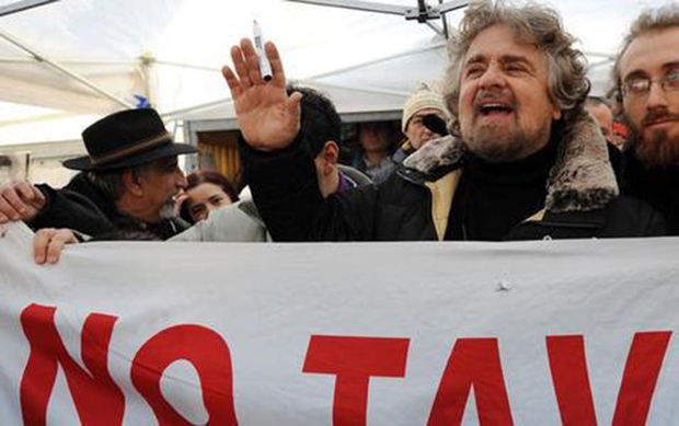 Grillo condannato a 4 mesi per violazione sigilli cantiere Tav. Il comico non si arrende