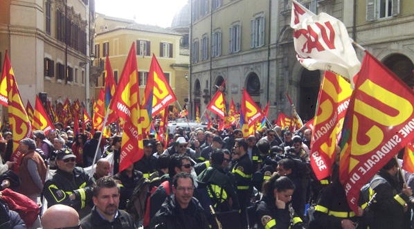 In migliaia in piazza a Roma contro la spending review targata Renzi. FOTO