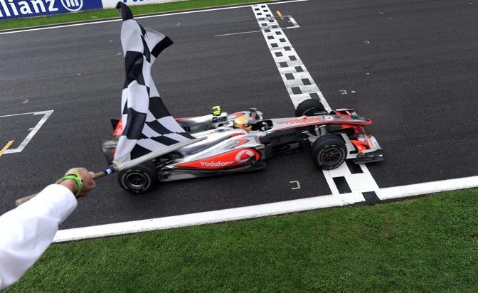 Formula 1. Sventola bandiera a scacchi per Hamilton