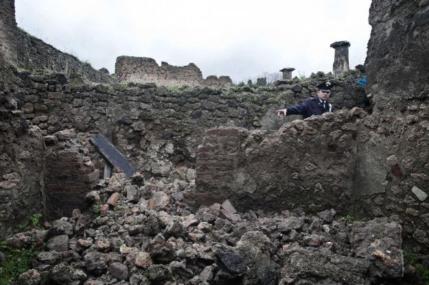 Crolli Pompei. Stanziati 2 milioni di euro