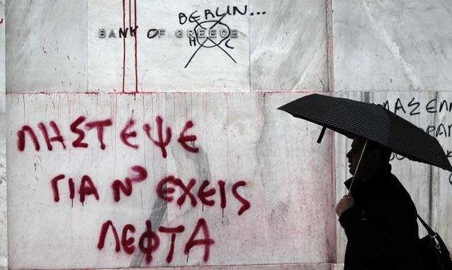 Atene. Attentato davanti Banca Grecia, esplode autobomba