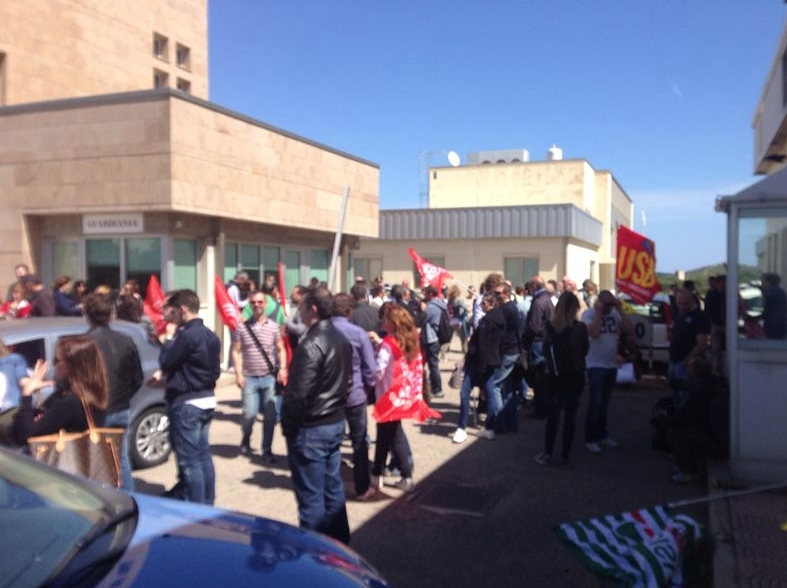 I dipendenti Meridiana scioperano contro il “ricatto dei licenziamenti”. Forzato il presidio della polizia