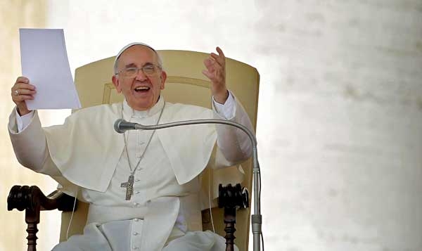 Papa Francesco a piedi uniti sul tema dell’uguaglianza
