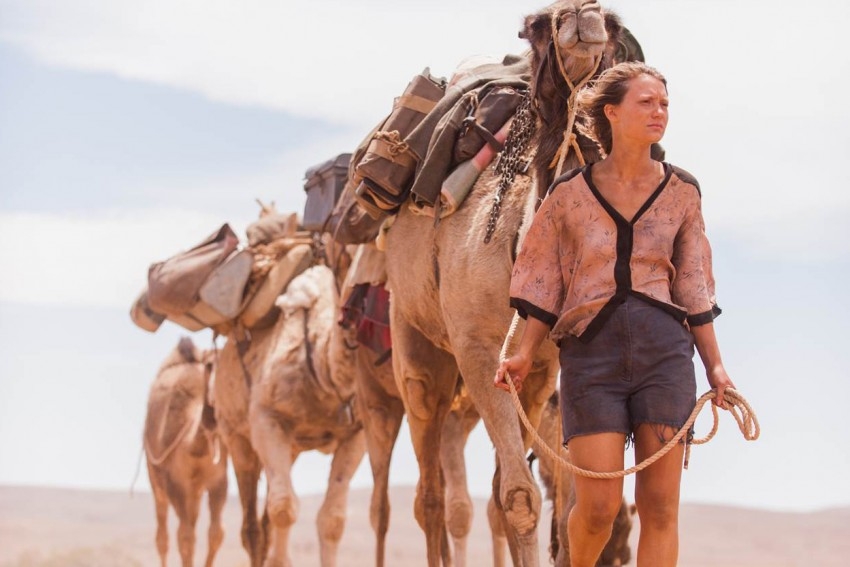 Tracks. La storia vera della donna che attraversò il deserto in solitaria. Recensione.  Trailer