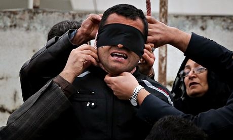 Iran, esecuzione annullata all’ultimo minuto. LE DRAMMATICHE FOTO