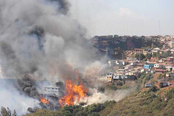 Cile. Incendio a Valparaiso. Due morti e 500 case distrutte