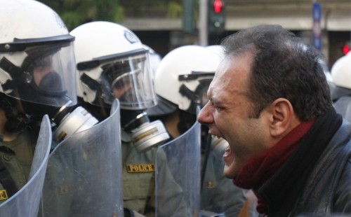 Amnesty. Rapporto sulla Grecia. La Polizia: impunità, forza eccessiva e legami con Alba Dorata