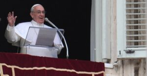 Papa Franceco prega per “il cammino di resurrezione del popolo Aquilano”