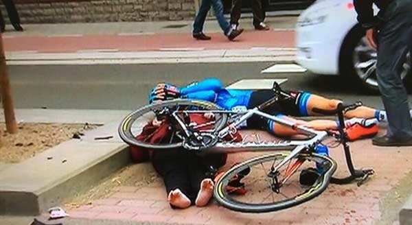 Ciclismo. Donna investita da ciclista Vansummeren è in pericolo di vita. IL VIDEO CHOC