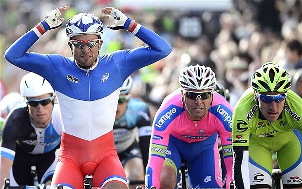 Quarta tappa del Giro d’Italia 2014. Bouhanni avanti sotto la pioggia