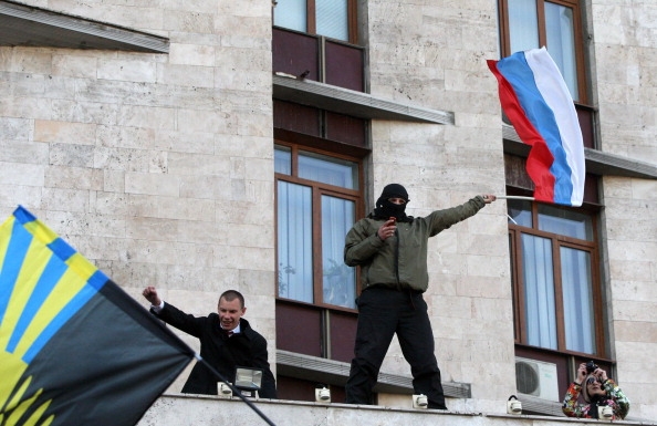 Ucraina. Nuovi scontri con i filorussi, i nazionalisti urlano ‘Gloria all’Ucraina’