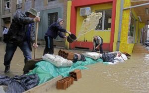 Alluvioni devastanti travolgono Bosnia e Serbia