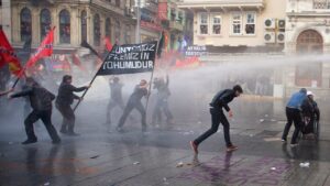 Strage Turchia. L’azienda si giustifica, Erdogan calci a manifestante: fu legittima difesa