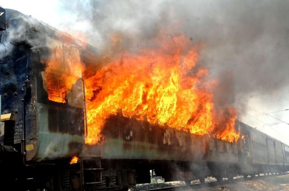 Treno in fiamme tra Pisa e Viareggio. Tanta paura per i 120 passeggeri