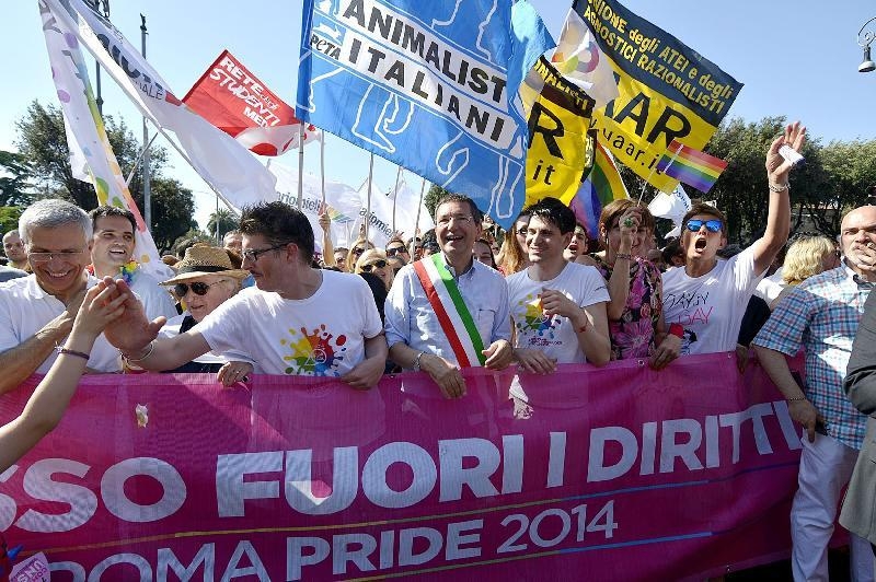 Gay Pride a Roma per dire no all’omofobia. Sfilano in 200 mila