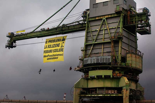 Greenpeace. Blitz a La Spezia contro le fonti energetiche fossili