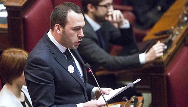 Di Stefano, M5S: ’Spetta a Renzi decidere”. Il 43% del Pd vuole le riforme con Grillo. IL VIDEO