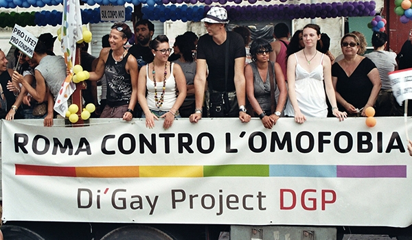 Assalto con escrementi alla sede di Roma di Gay Project