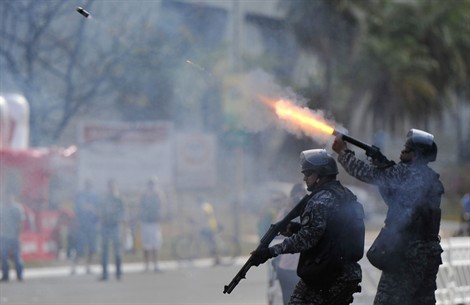 Brasile 2014. San Paolo, proteste e cariche della polizia, ferita reporter Cnn