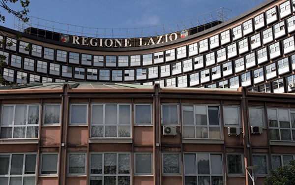 Uomo con cappio al collo minaccia il suicidio sotto la sede della Regione Lazio