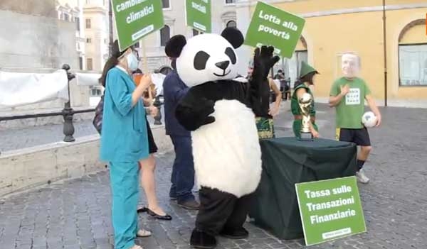 Flash mob a Montecitorio della Robin Hood Tax contro la povertà. IL VIDEO