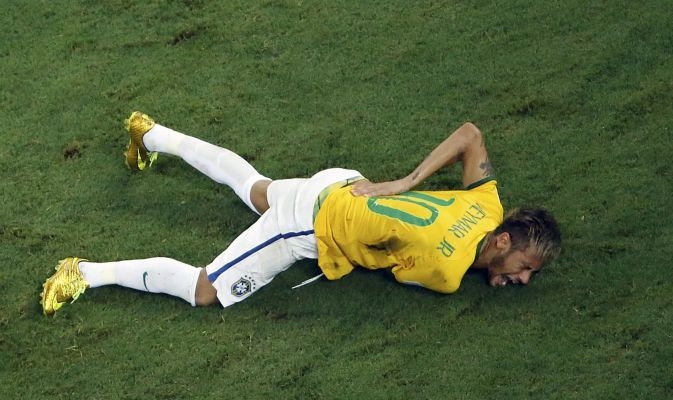 Brasile 2014. Neymar si frattura una vertebra e dice addio al mondiale. IL VIDEO