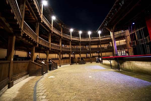 Globe Theatre. Consigliato Shakespeare sotto  una volta di stelle. Il cartellone