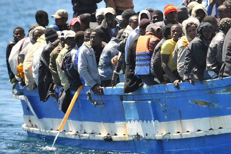 Lampedusa. Barcone con 600 immigrati, 20 vittime per esalazioni ossido di carbonio