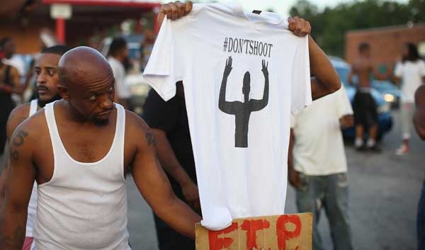 Ferguson. Agente sospeso per frase choc: ‘I manifestanti sono cani rabbiosi da abbattere’