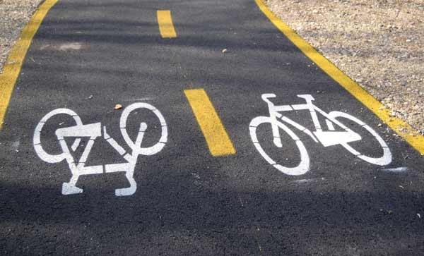 In Europa costruiscono autostrade per le biciclette, in Italia bucano le montagne