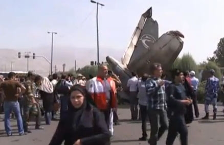 Iran. Cade aereo civile, morte oltre 40 persone. VIDEO