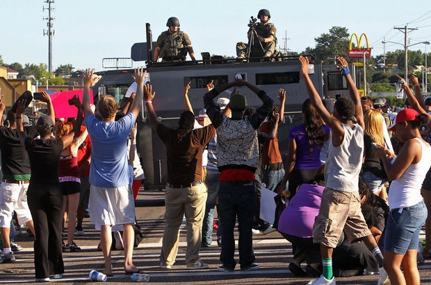 Usa riesplode la violenza a Ferguson. L’agente sparò 6 volte. IL VIDEO