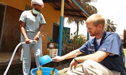 Ebola. Medico curato con siero sperimentale dimesso dall’ospedale
