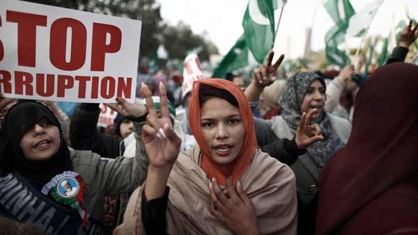 Pakistan. In migliaia chiedono dimissioni premier. Islamabad in fiamme. IL VIDEO