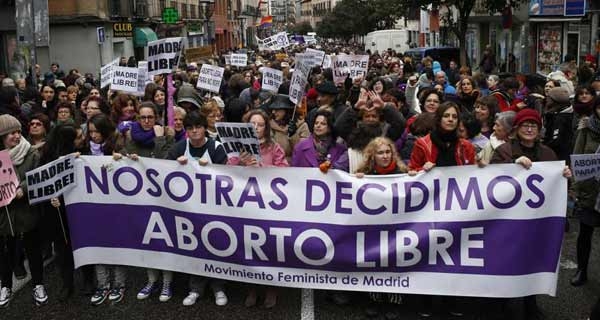 Spagna, aborto. Donne in piazza per festeggiare il ritiro della riforma. IL VIDEO