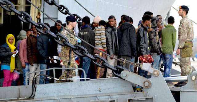 Messina. Sbarcati 198 immigrati, 35 minori