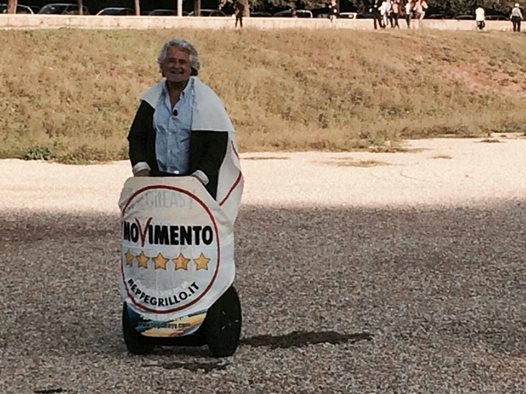 Raduno M5S al Circo Massimo. Grillo come Ben Hur. VIDEO