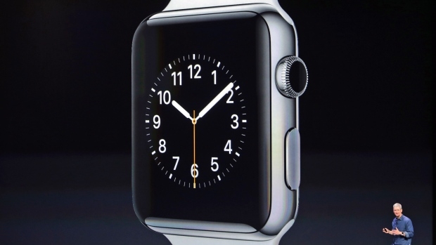 Apple. Svelati l’orologio intelligente e il nuovo iPhone. IL VIDEO