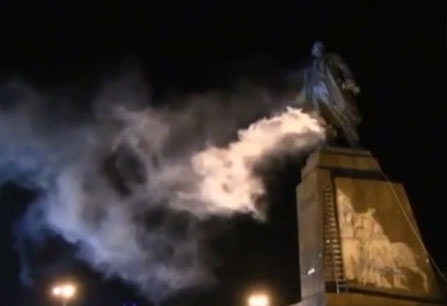 Ucraina. Abbattuta a Kharkhiv la più grande statua di Lenin. IL VIDEO