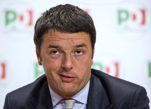 Renzi incassa 130 voti, ma la minoranza è spaccata
