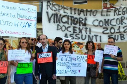 Primo giorno di scuola, anche il governo in classe. Renzi contestato a Palermo