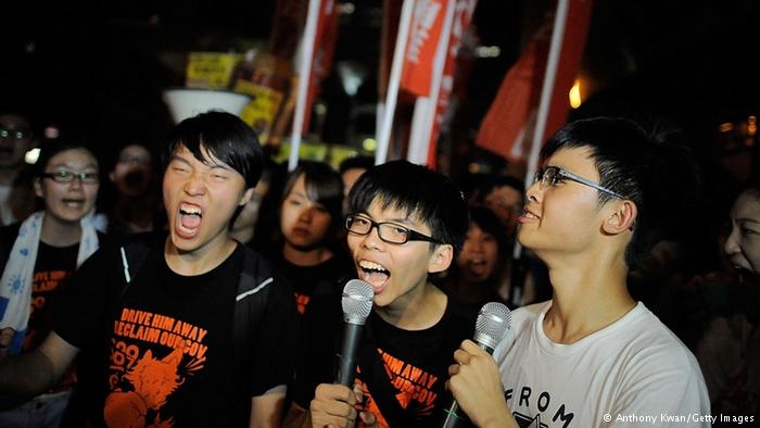 Hong Kong. Gli studenti lasciano l’area del governo, ma non si arrendono