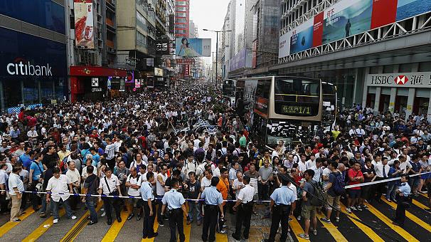 Hong Kong. Manifestanti presi di mira nel distretto degli affari. IL VIDEO