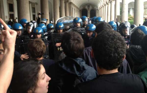Bologna. Tensioni per sgombero all’Università. La polizia carica gli studenti
